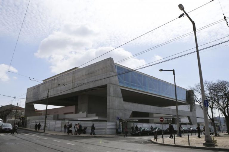 ESCULTURAS EM VIDRO DE IOAN NEMTOI  EM EXPOSIÇÃO NO MUSEU DOS COCHES