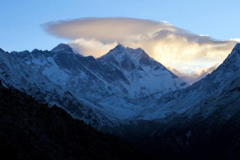 TRÊS ALPINISTAS MORRERAM AO TENTAR ESCALAR O MONTE EVEREST