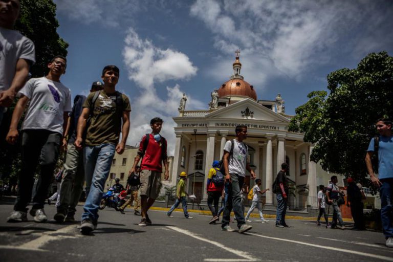 IGREJA DA VENEZUELA CONDENA ATAQUE A TEMPLOS E AGRESSÕES A MANIFESTANTES