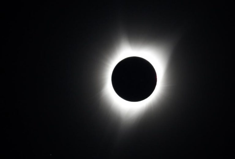 ECLIPSE DO SOL QUE PERMITIU VALIDAR TEORIA DA RELATIVIDADE GERAL FAZ 100 ANOS