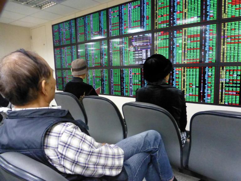 BOLSA DE XANGAI ENCERRA A SUBIR 3,10%