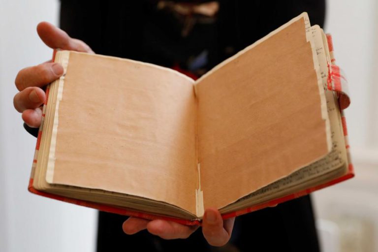VERSÃO ORIGINAL E COMPLETA DO “DIÁRIO DE ANNE FRANK” PUBLICADA PELA PRIMEIRA VEZ