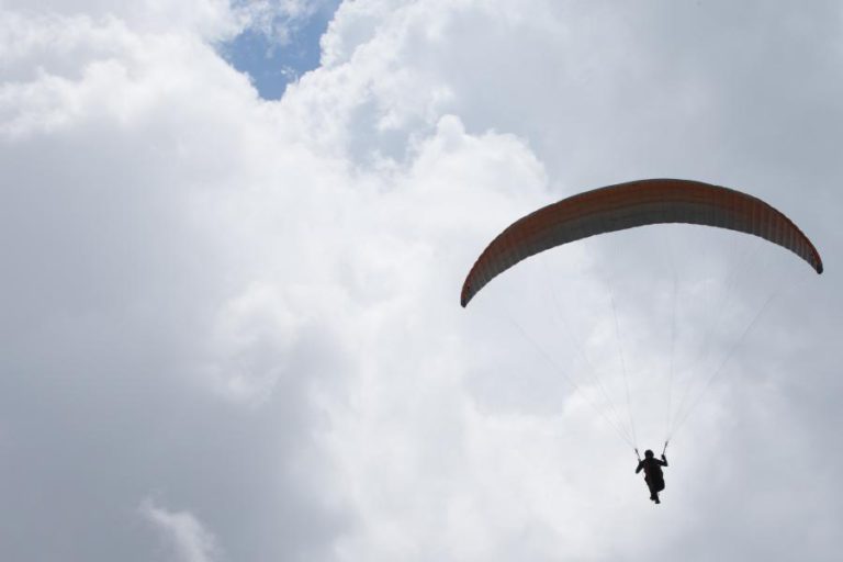PRAIAS DE TORRES VEDRAS COM VIGILÂNCIA BALNEAR ATRAVÉS DE PARAPENTE NO VERÃO