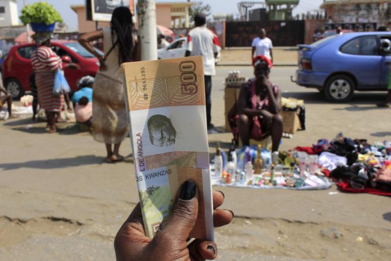 KWANZA VOLTA A BATER MÍNIMOS FACE AO EURO E MANTÉM VALOR MAIS BAIXO FRENTE A DÓLAR