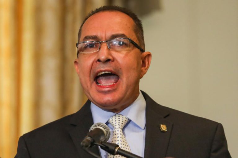 DEPUTADOS OPOSITORES VENEZUELANOS REFUGIAM-SE NAS EMBAIXADAS DE ITÁLIA E DA ARGENTINA