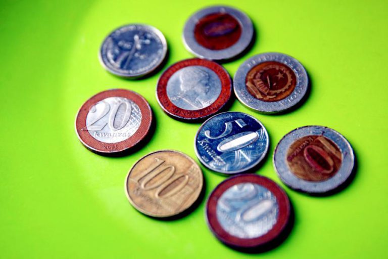 MOEDA ANGOLANA VOLTA A BATER MÍNIMOS FACE A EURO E DÓLAR