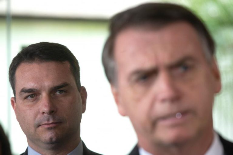 JUSTIÇA BRASILEIRA ENCONTRA INDÍCIOS DE DESVIO DE DINHEIRO NO GABINETE DE FLÁVIO BOLSONARO