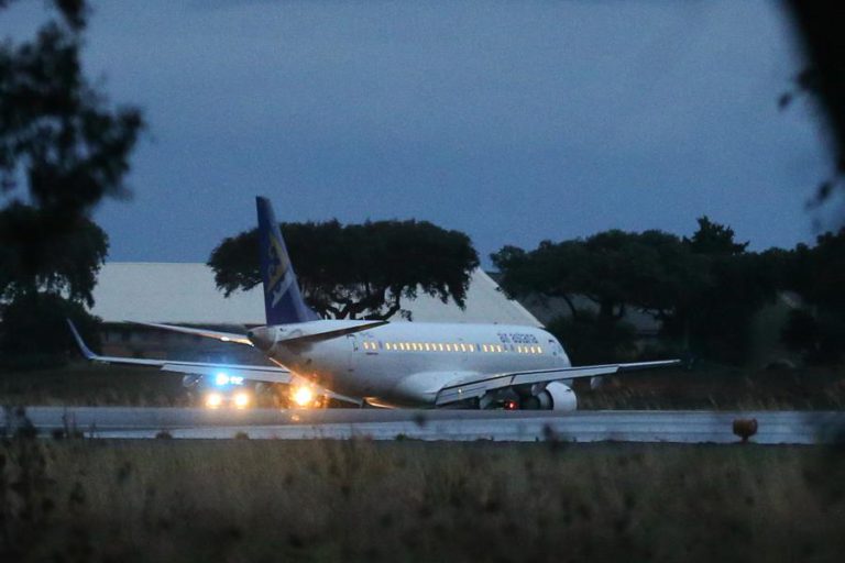 AVIÃO DA AIR ASTANA QUE ATERROU EM BEJA HÁ SEIS MESES AINDA SEM SOLUÇÃO