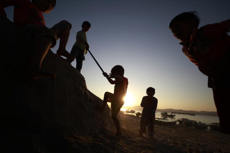 ONU DISTRIBUI CARTÕES DE IDENTIDADE A 250 MIL REFUGIADOS ROHINGYA