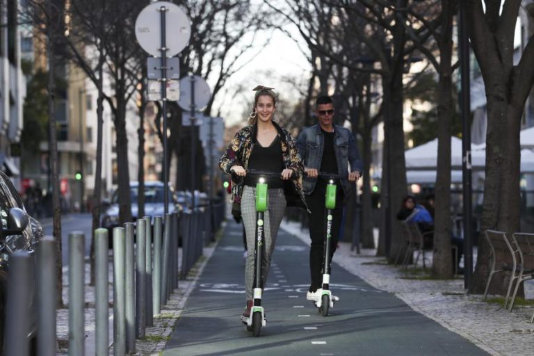 FREGUESIA DE LISBOA VAI COMEÇAR A MULTAR TROTINETAS E BICICLETAS NO ESPAÇO PÚBLICO