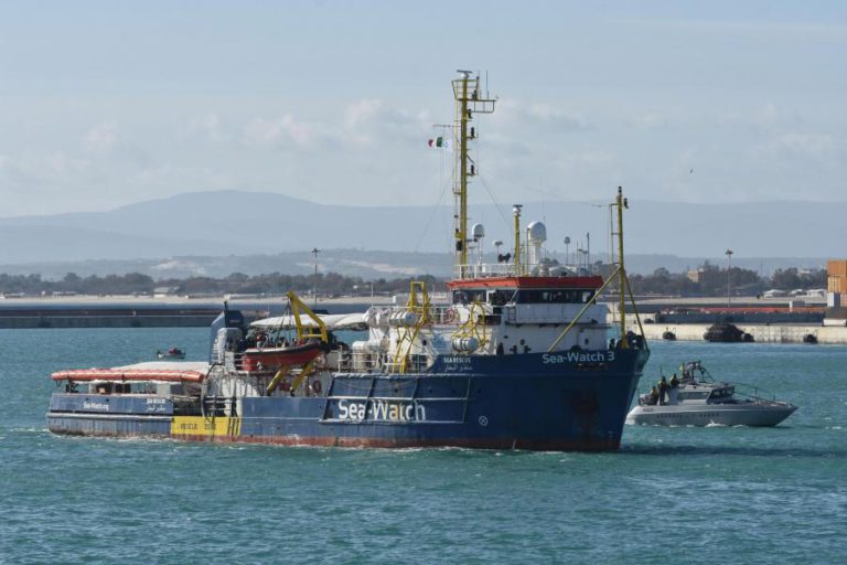 ONG SEA-WATCH RESGATA 65 PESSOAS NO MAR MEDITERRÂNEO