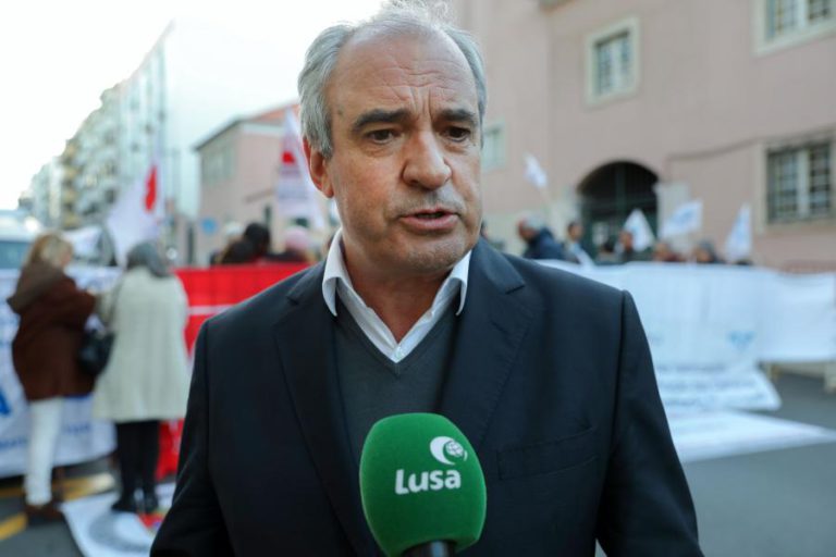 FNE DIZ QUE GOVERNO TEM DE “ACATAR” DECISÃO DA AR SOBRE PROFESSORES