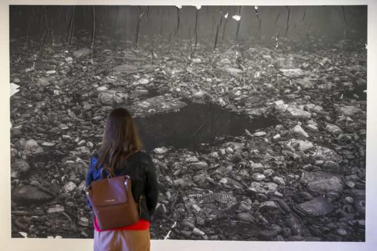 EXPOSIÇÃO DE MÁRIO CRUZ SOBRE RIO DE LIXO EM MANILA PROLONGADA ATÉ FIM DE JUNHO