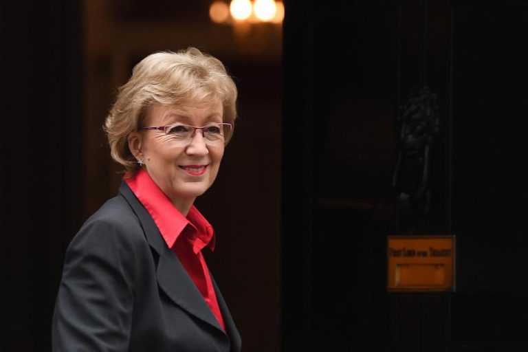 MINISTRA BRITÂNICA DEMITE-SE E AUMENTA PRESSÃO SOBRE PM THERESA MAY