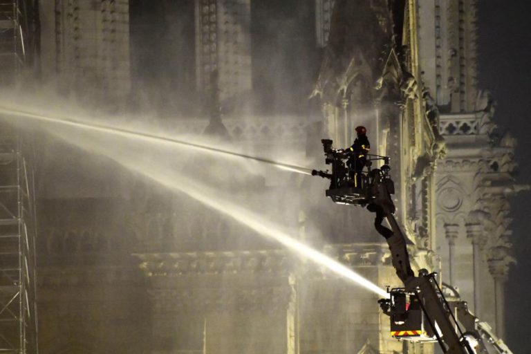PRÉMIO EUROPA NOSTRA PARA BOMBEIROS DE PARIS PELO SOCORRO A NOTRE-DAME