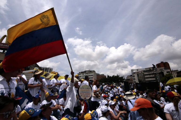 VENEZUELA: ONG REGISTA UM MORTO E PELO MENOS 95 FERIDOS NOS PROTESTOS