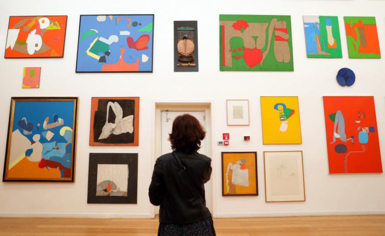 EROTISMO ANIMA CORPOS DE HOMENS E MULHERES NUMA EXPOSIÇÃO DE JÚLIO POMAR