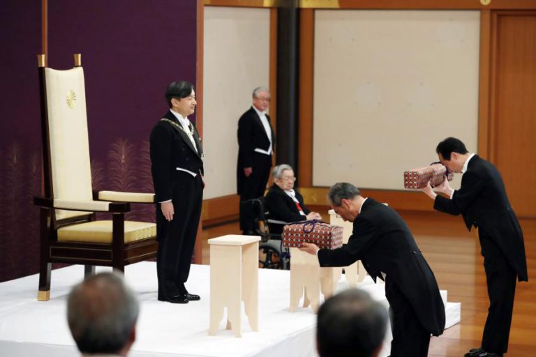NARUHITO RECEBE TESOUROS IMPERIAIS DO JAPÃO NO PRIMEIRO ATO DA ASCENSÃO AO TRONO