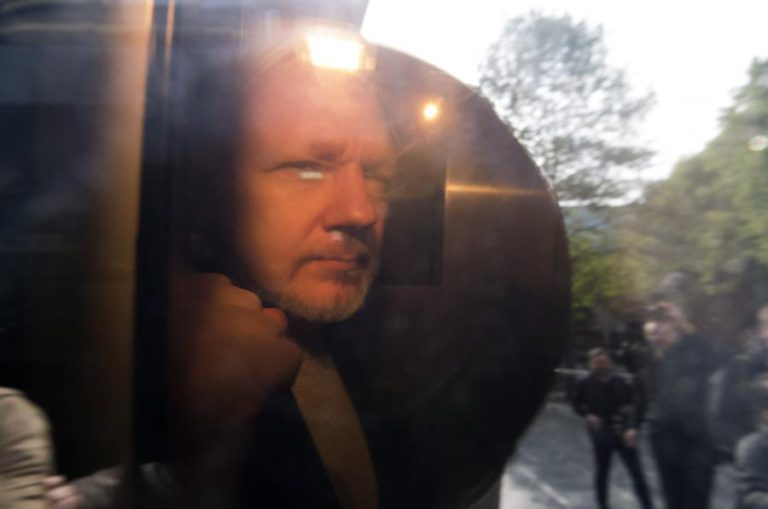 ASSANGE CONDENADO A 50 SEMANAS DE PRISÃO POR DESRESPEITAR LIBERDADE CONDICIONAL