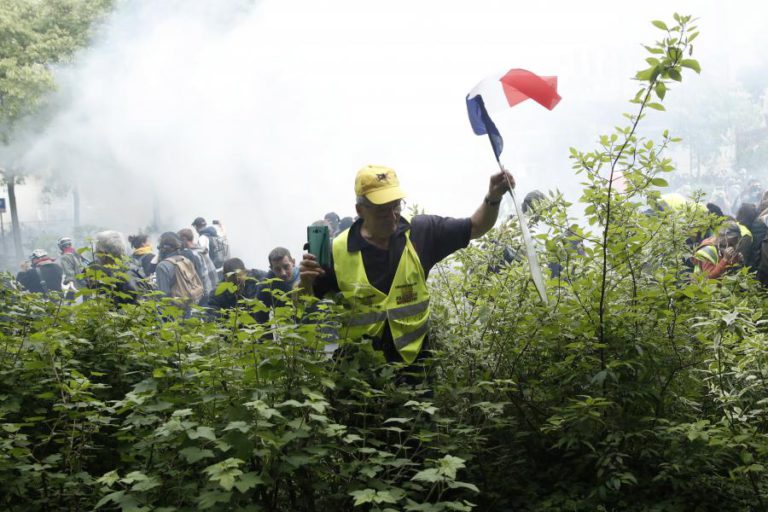 CERCA DE 15.500 “COLETES AMARELOS” MANIFESTAM-SE EM FRANÇA PELO 27º SÁBADO