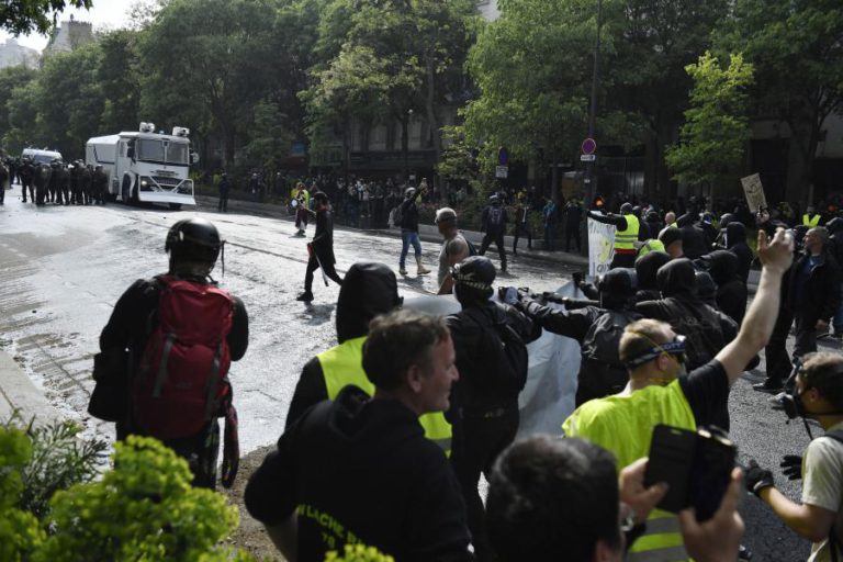PROTESTOS DOS “COLETES AMARELOS” COM MENOS MANIFESTANTES E SEM INCIDENTES VIOLENTOS