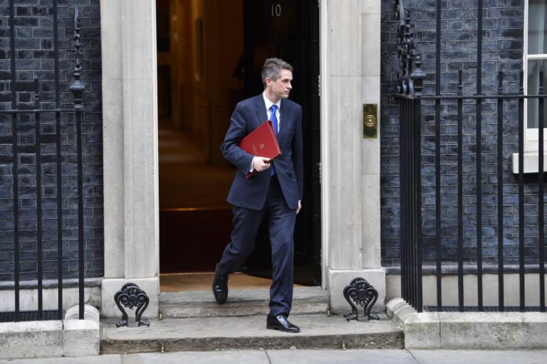 MINISTRO DA DEFESA BRITÂNICO DEMITIDO DEVIDO A FUGA DE INFORMAÇÃO RELACIONADA COM HUAWEI