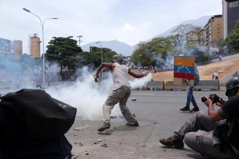 MAIS DE 50 FERIDOS NO SEGUNDO DIA DE PROTESTOS ANTIGOVERNAMENTAIS NA VENEZUELA