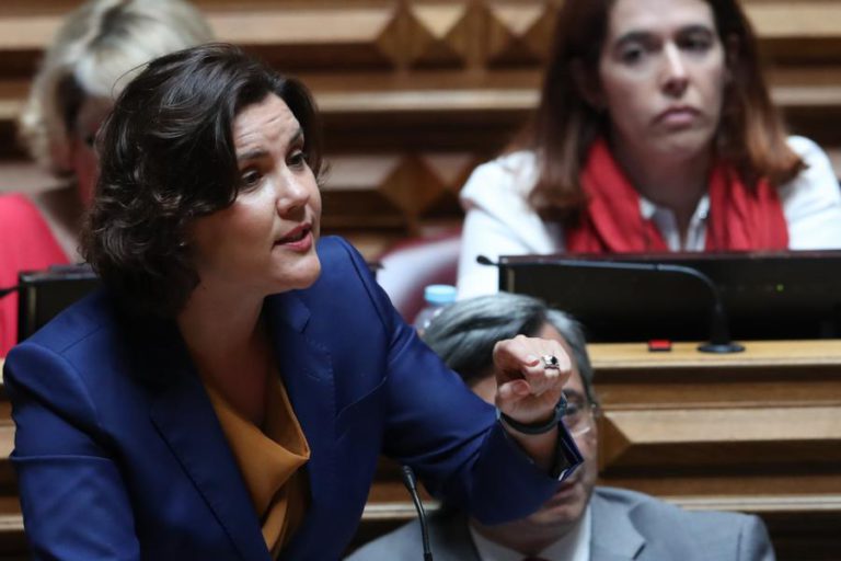 CRISTAS FALA EM FALTA DE RESPIRAÇÃO DEMOCRÁTICA, COSTA RESPONDE COM MELO E VOX