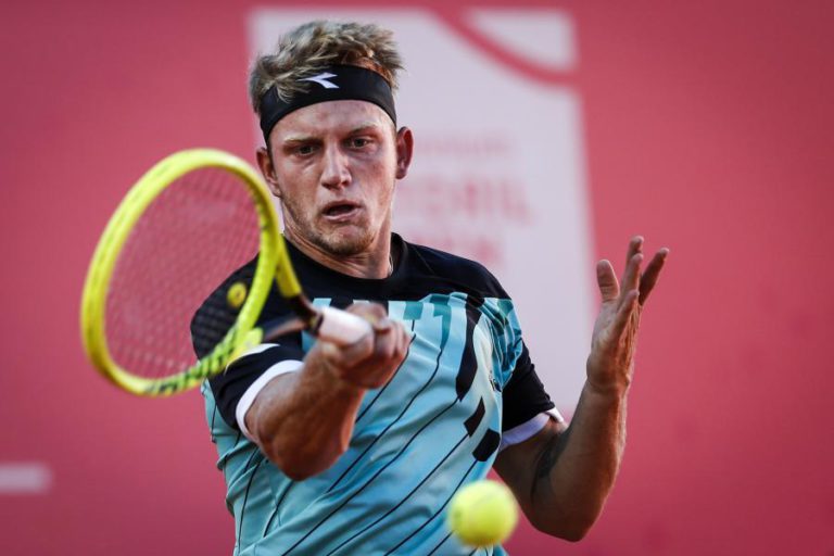 FOKINA SURPREENDE MONFILS E ACEDE ÀS MEIAS-FINAIS DO ESTORIL OPEN