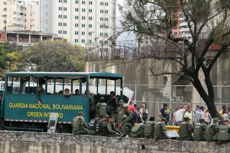 MANHÃ TRANQUILA EM CARACAS COM APARATO MILITAR VISÍVEL