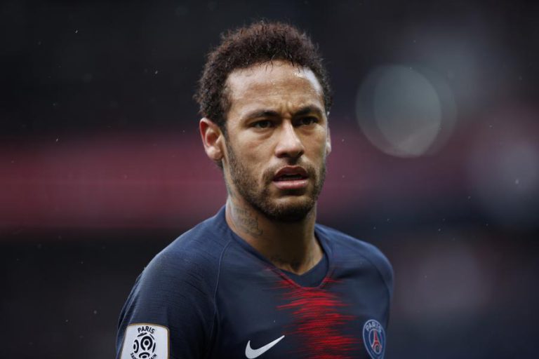 NEYMAR SUSPENSO POR TRÊS ENCONTROS POR INCIDENTE COM ADEPTO