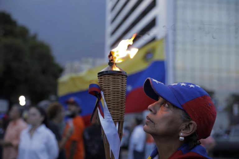 VENEZUELA: CENTENAS FORAM À RUA PEDIR AOS MILITARES QUE ACABEM COM A VIOLÊNCIA