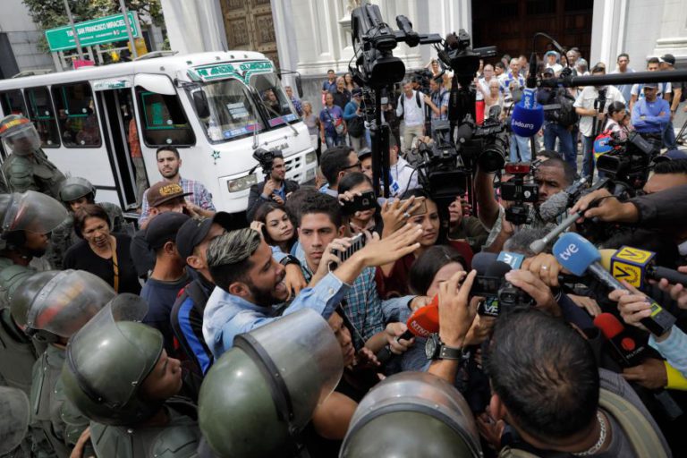 MILITARES IMPEDEM ACESSO DA IMPRENSA À ASSEMBLEIA NACIONAL DA VENEZUELA