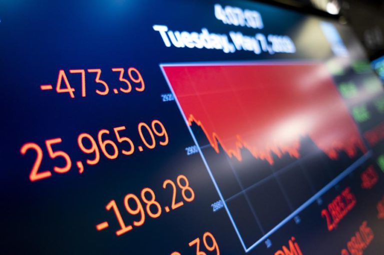 WALL STREET FECHA EM BAIXA COM INVESTIDORES AFETADOS POR NEGOCIAÇÕES EUA-CHINA