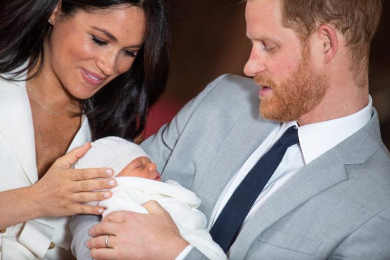 MEGHAN MARKLE E PRÍNCIPE HARRY APRESENTAM BEBÉ REAL