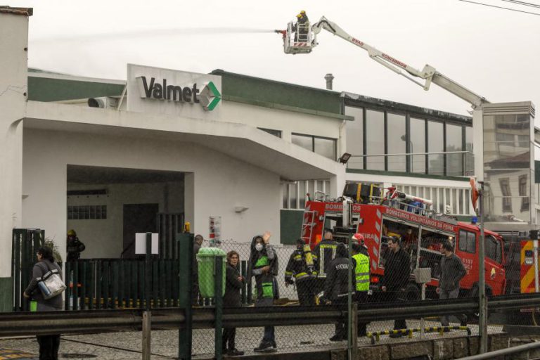 NOVO TÍTULO: INCÊNDIO EM FÁBRICA DE MÁQUINAS PARA INDÚSTRIA DE PAPEL DE OVAR EM FASE DE RESCALDO