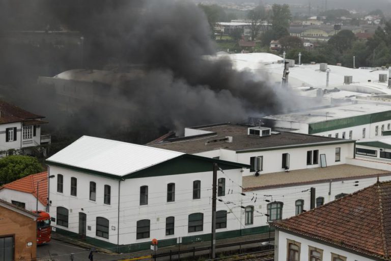 NOVO TÍTULO: INCÊNDIO EM FÁBRICA DE OVAR COMBATIDO POR 40 HOMENS