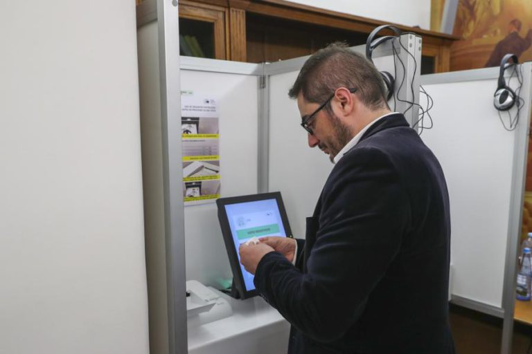 DEPUTADOS TESTARAM MÁQUINA DE VOTO ELETRÓNICO NO PARLAMENTO
