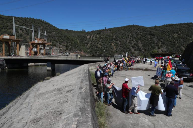 CORDÃO HUMANO PEDE ENCERRAMENTO DE CENTRAL NUCLEAR DE ALMARAZ