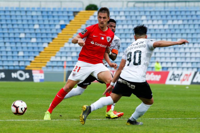 SANTA CLARA E FEIRENSE EMPATAM A QUATRO GOLOS NOS AÇORES