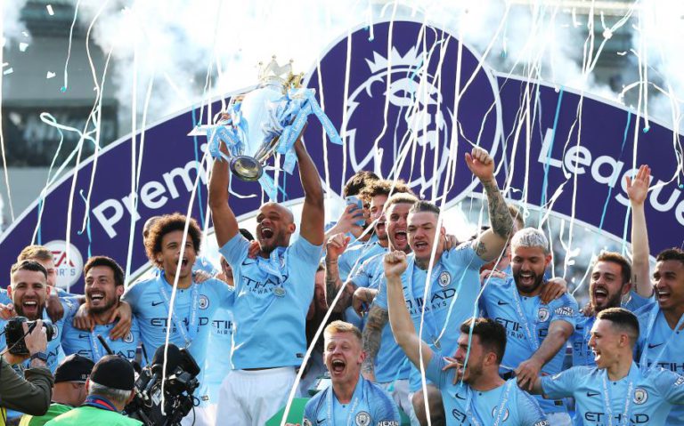 MANCHESTER CITY CONQUISTA TAÇA E FAZ HISTÓRIA EM INGLATERRA