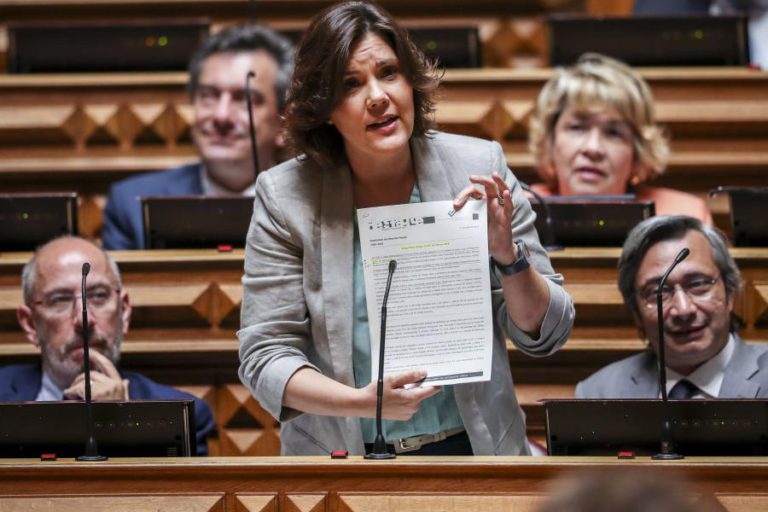 CRISTAS INSISTE EM “RECORDE DA CARGA FISCAL” E COSTA DIZ QUE PRESIDENTE DO CDS É “UM CASO DIFÍCIL”