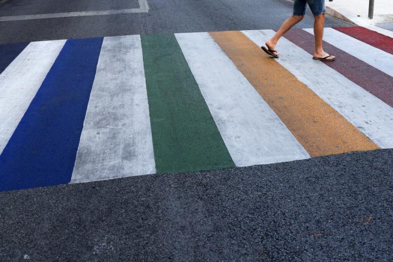 JUNTA DE CAMPOLIDE RETIRA CORES DO ARCO-ÍRIS DAS PASSADEIRAS E PINTA PILARETES