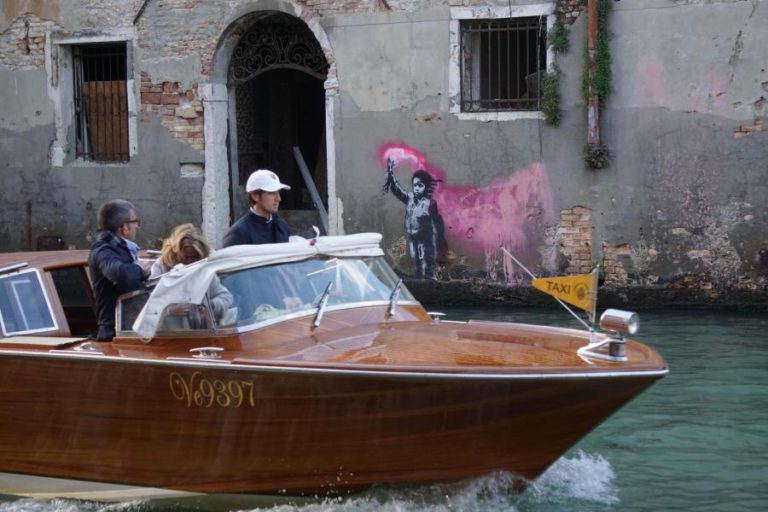 BANKSY CONFIRMA AUTORIA DE MURAL EM VENEZA SOBRE CRISE MIGRATÓRIA