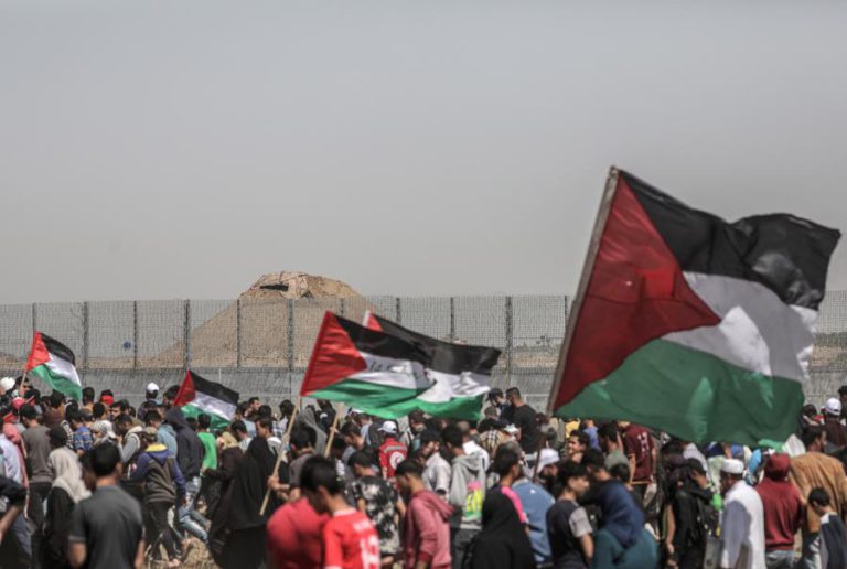MILHARES DE PALESTINIANOS MANIFESTAM-SE PARA LEMBRAR A “CATÁSTROFE”