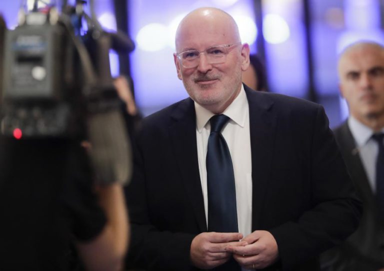 TIMMERMANS RECORDA QUE WEBER PEDIU SANÇÕES PARA PORTUGAL E ELOGIA POLÍTICAS DE COSTA