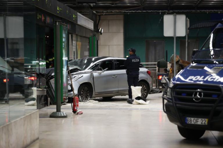VIATURA CHOCA CONTRA FACHADA DO AEROPORTO DE LISBOA E FAZ UM FERIDO