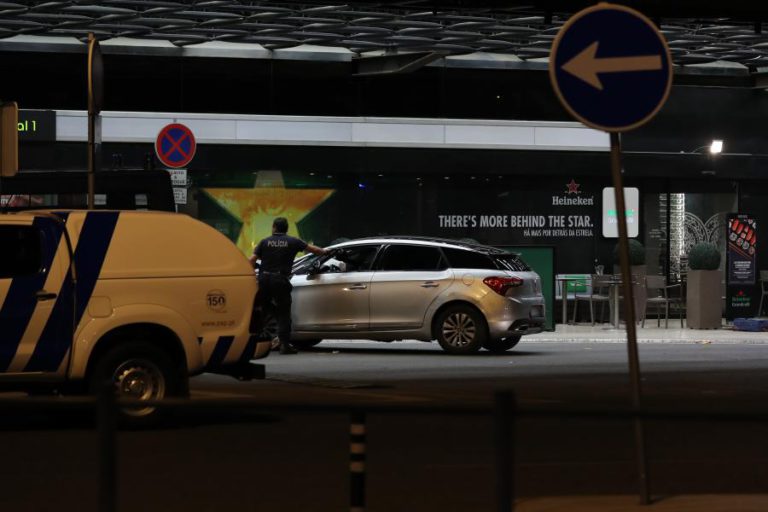 CONDUTOR QUE EMBATEU CONTRA FACHADA DO AEROPORTO DE LISBOA AGUARDA INVESTIGAÇÃO EM LIBERDADE