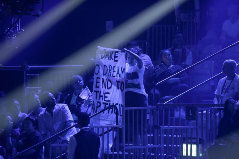 ATIVISTA IRROMPE FESTIVAL DA EUROVISÃO EM ISRAEL COM CARTAZ CONTRA ‘APARTHEID’