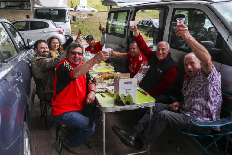ADEPTOS ANTECIPAM FESTA DO BENFICA COM “LEITÃO À CAMPEÃO” EM REDOR DA LUZ